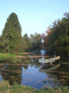 Helenaveen : Soemeersingel, im Vordergrund das Torfstecher-Denkmal im Moorkanal ( Helenavaart )